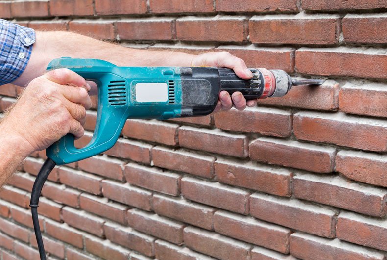 How does a damp proofing injection work?